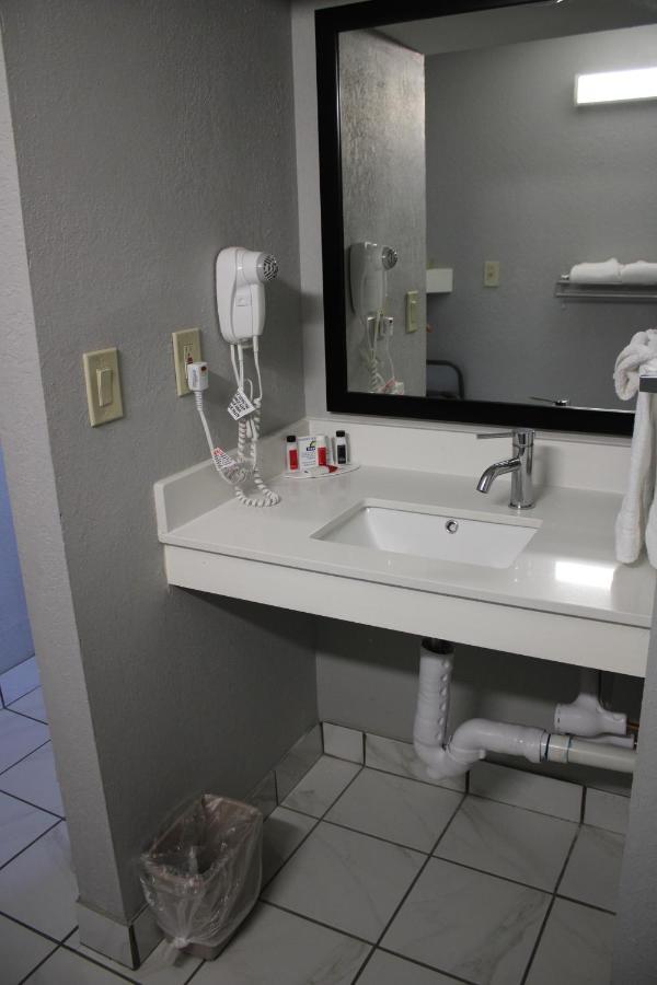 Days Inn By Wyndham Hays Extérieur photo
