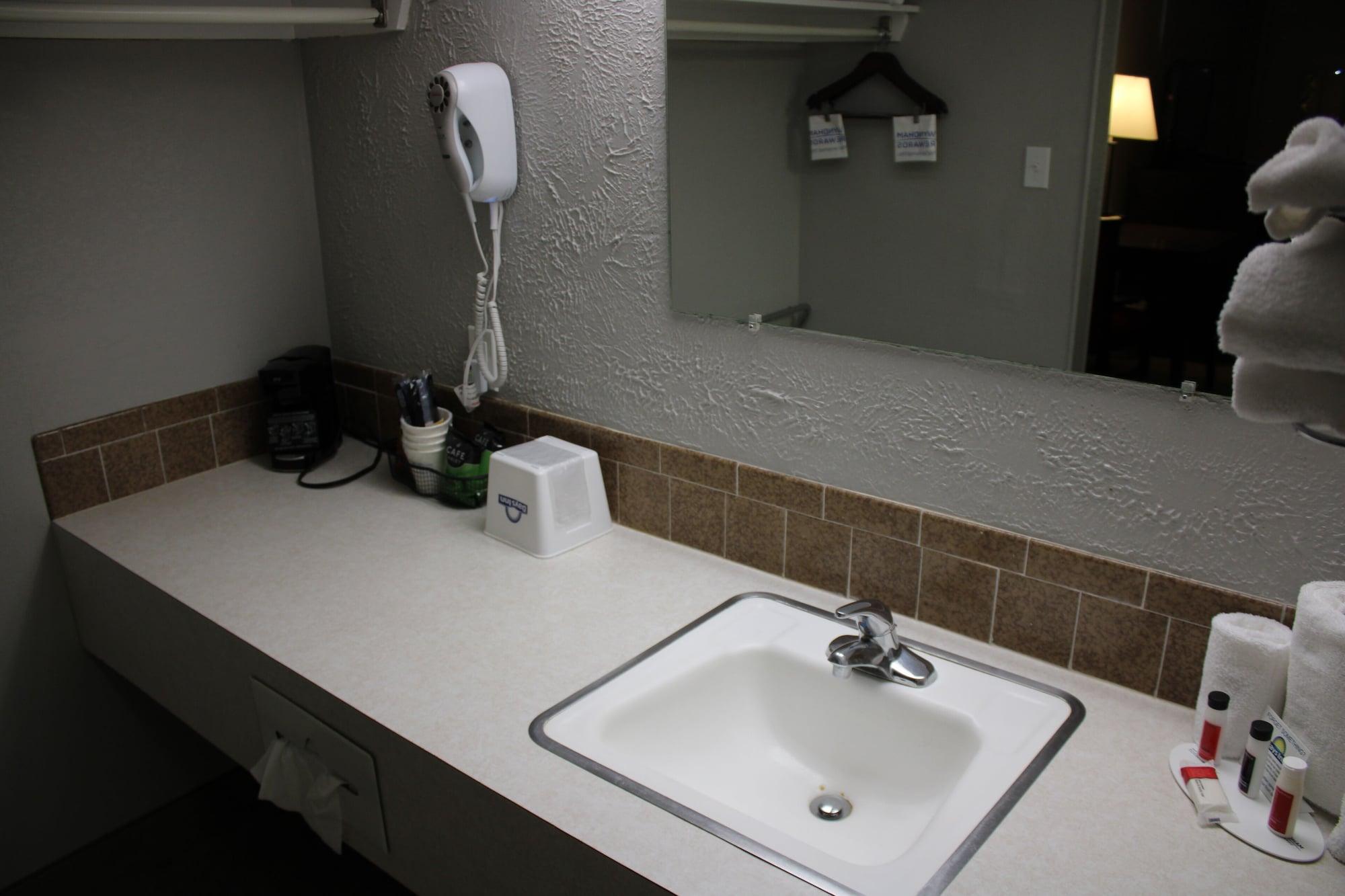 Days Inn By Wyndham Hays Extérieur photo