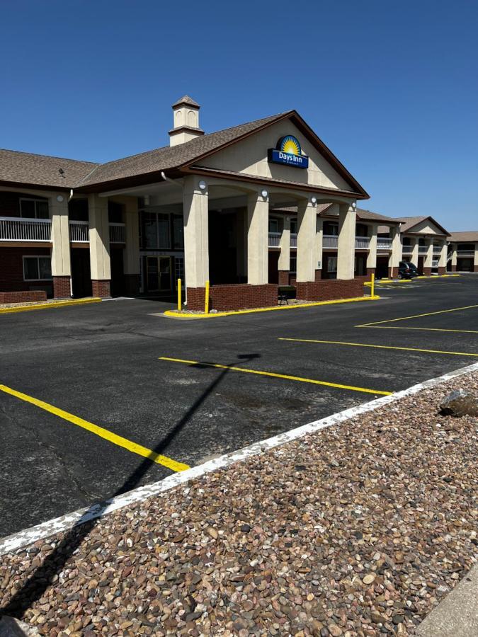 Days Inn By Wyndham Hays Extérieur photo
