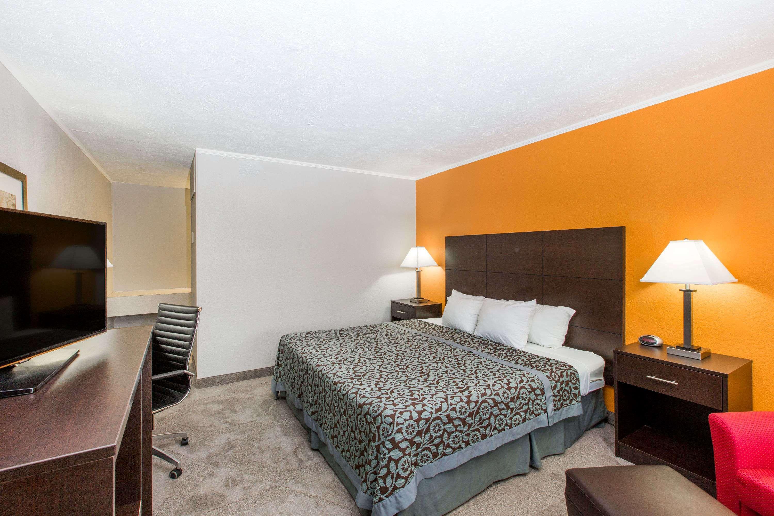 Days Inn By Wyndham Hays Extérieur photo