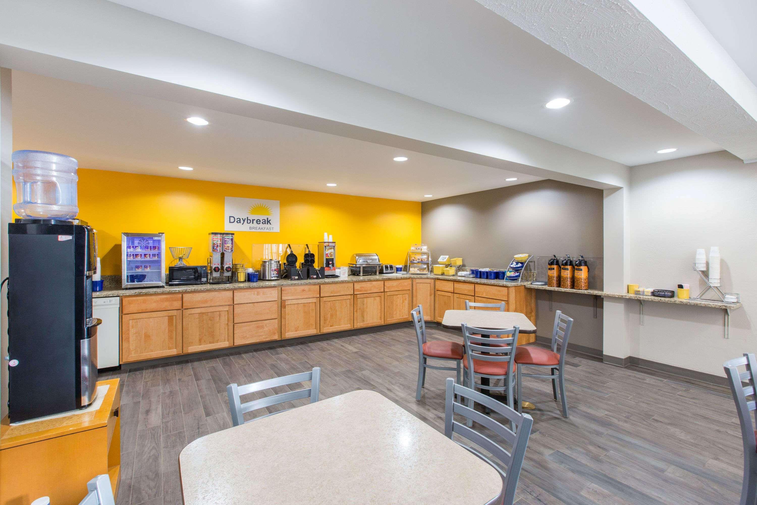 Days Inn By Wyndham Hays Extérieur photo