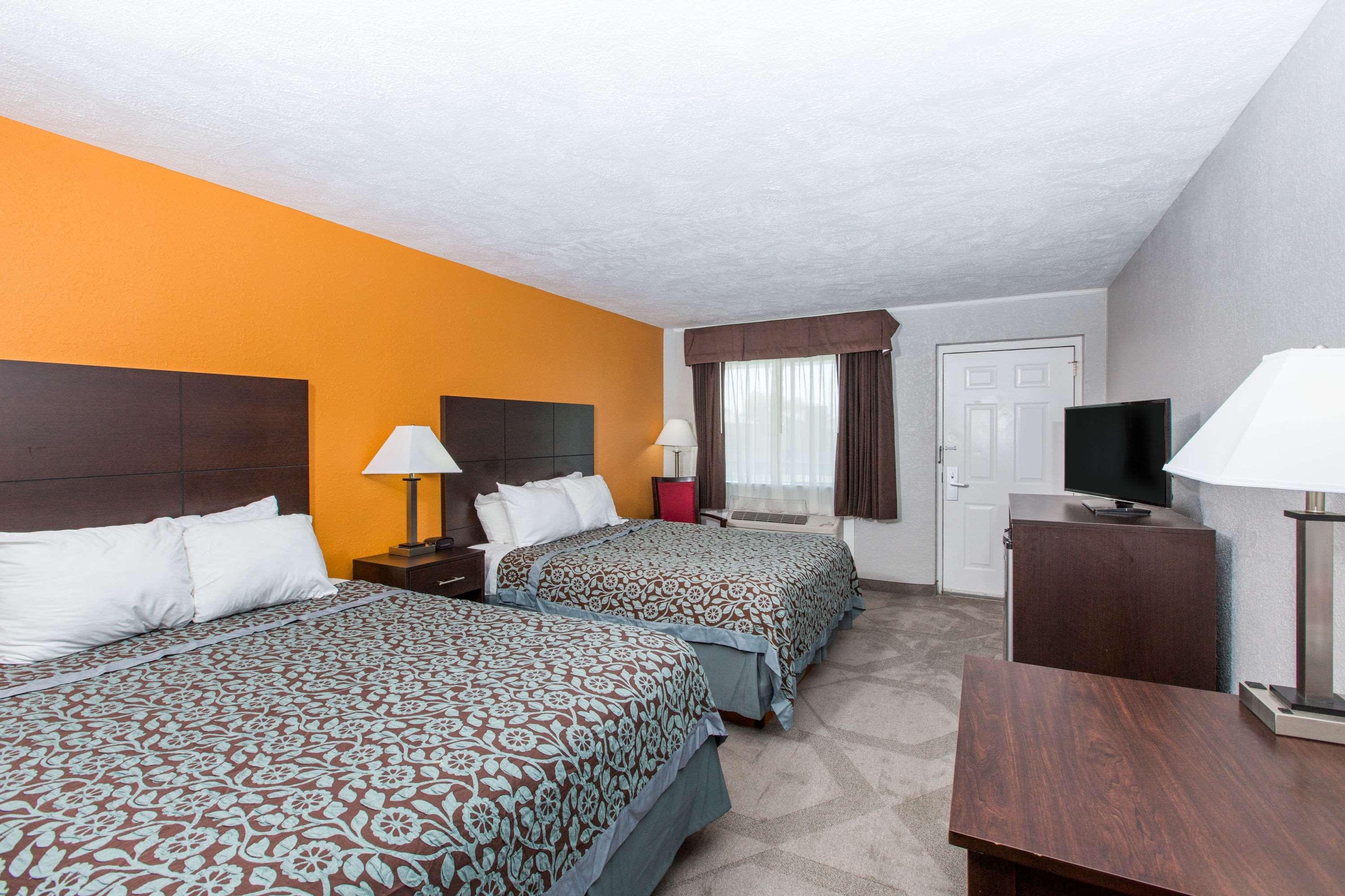 Days Inn By Wyndham Hays Extérieur photo