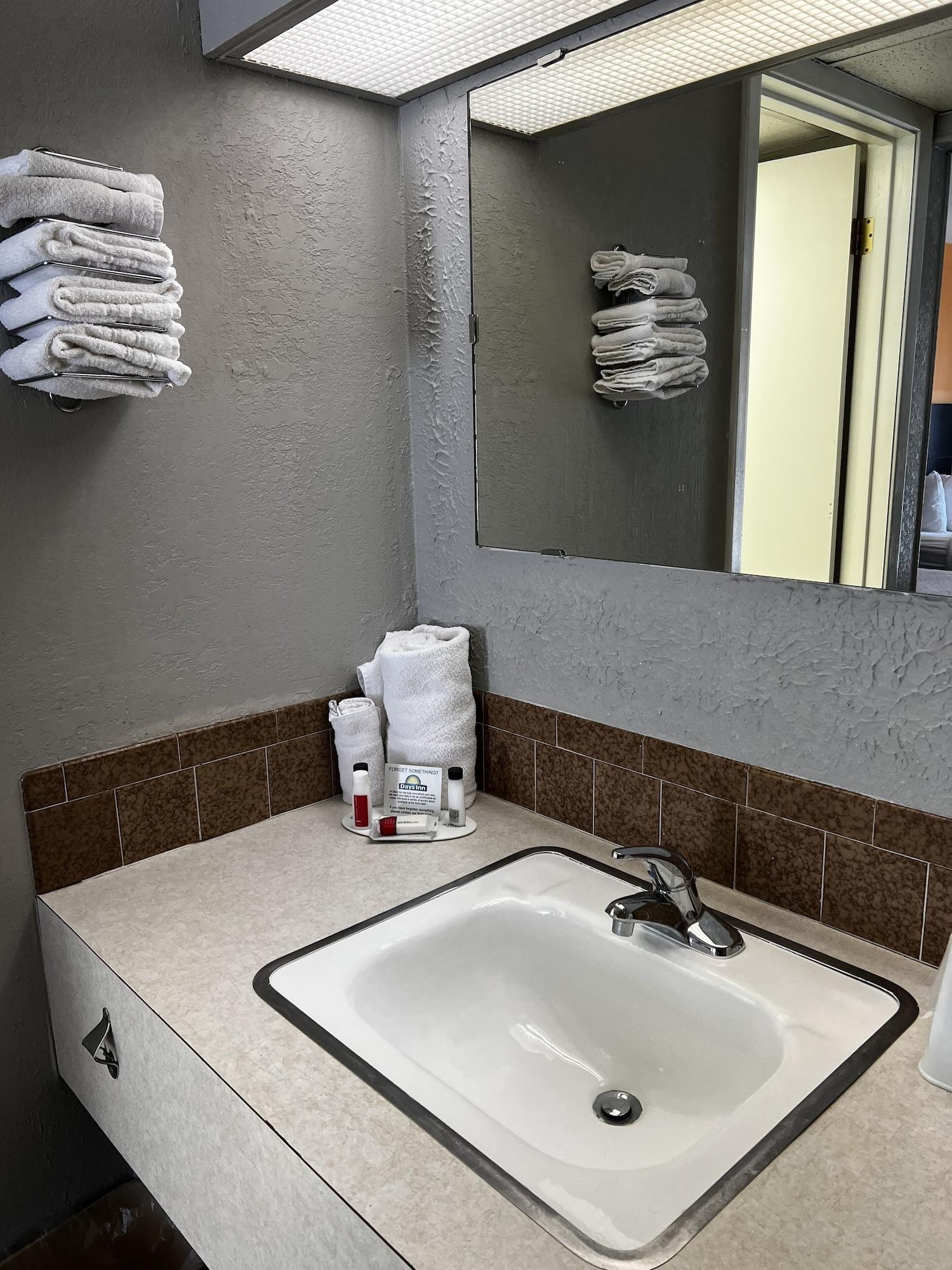 Days Inn By Wyndham Hays Extérieur photo