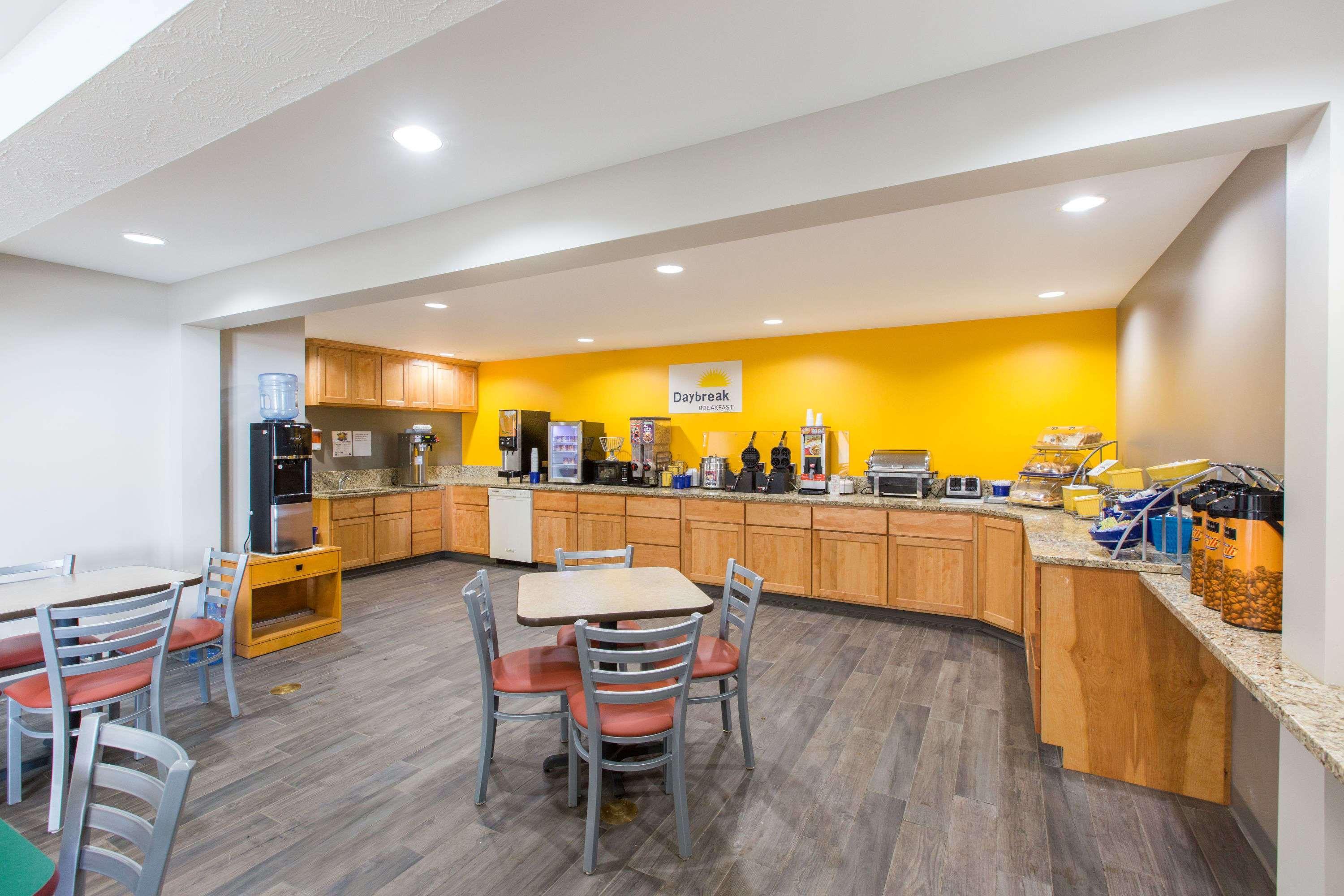 Days Inn By Wyndham Hays Extérieur photo