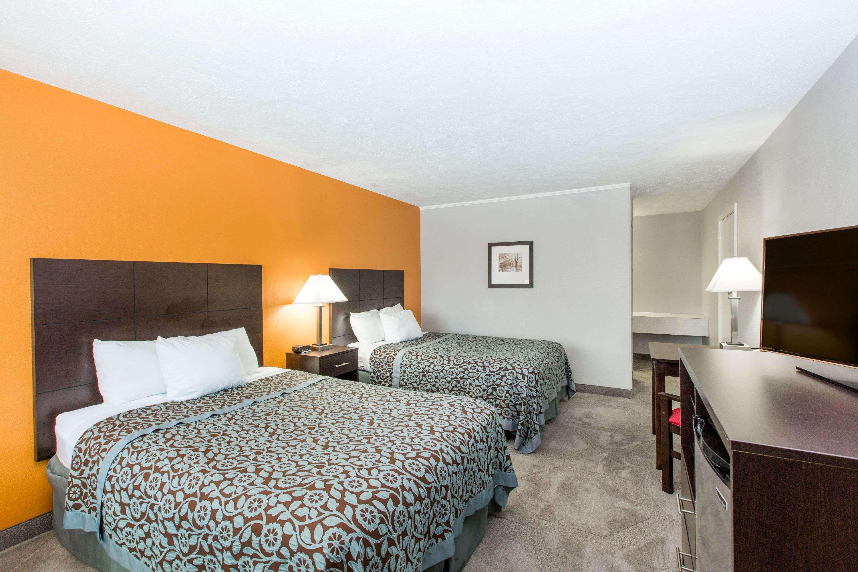 Days Inn By Wyndham Hays Extérieur photo