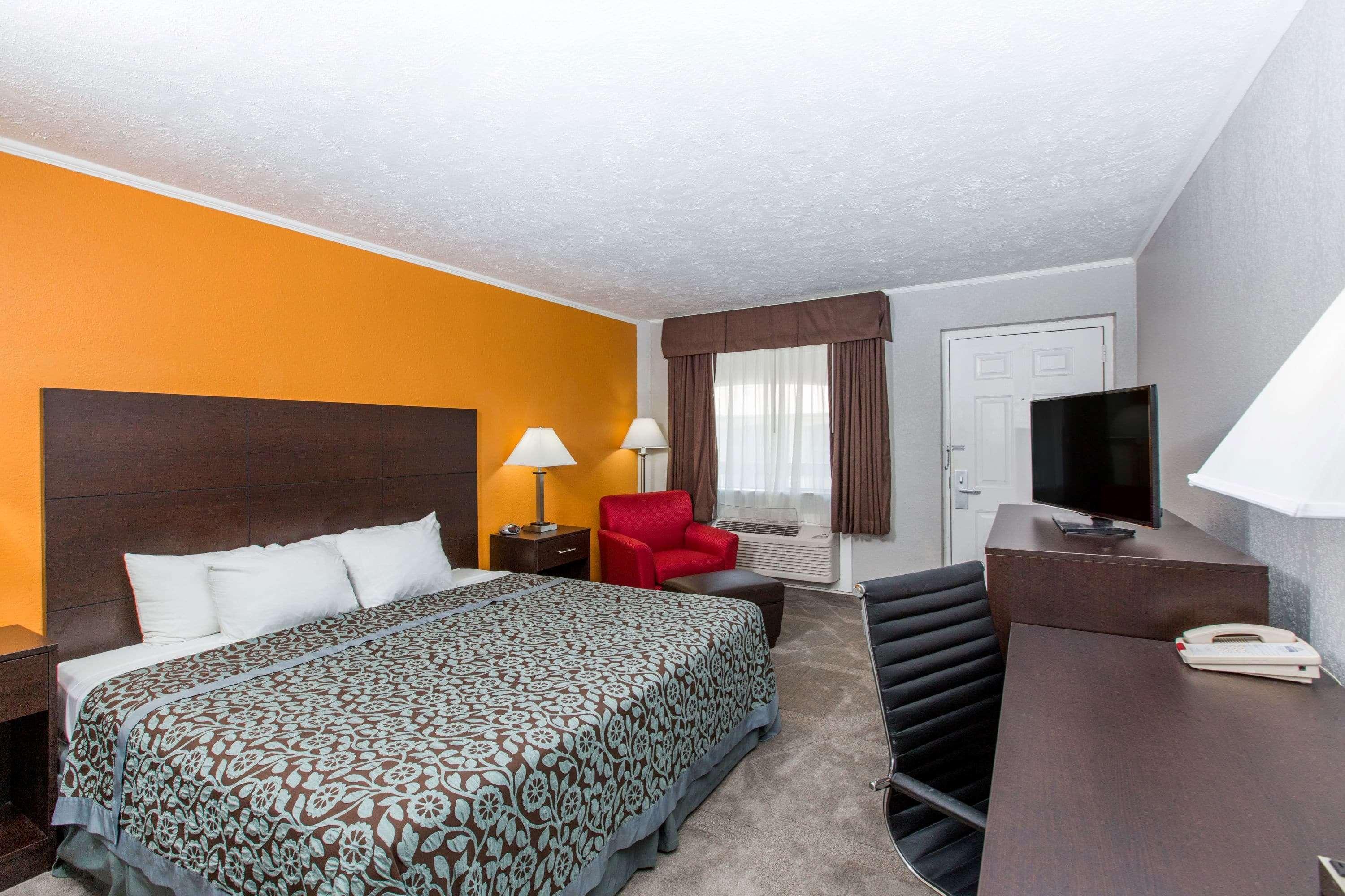 Days Inn By Wyndham Hays Extérieur photo