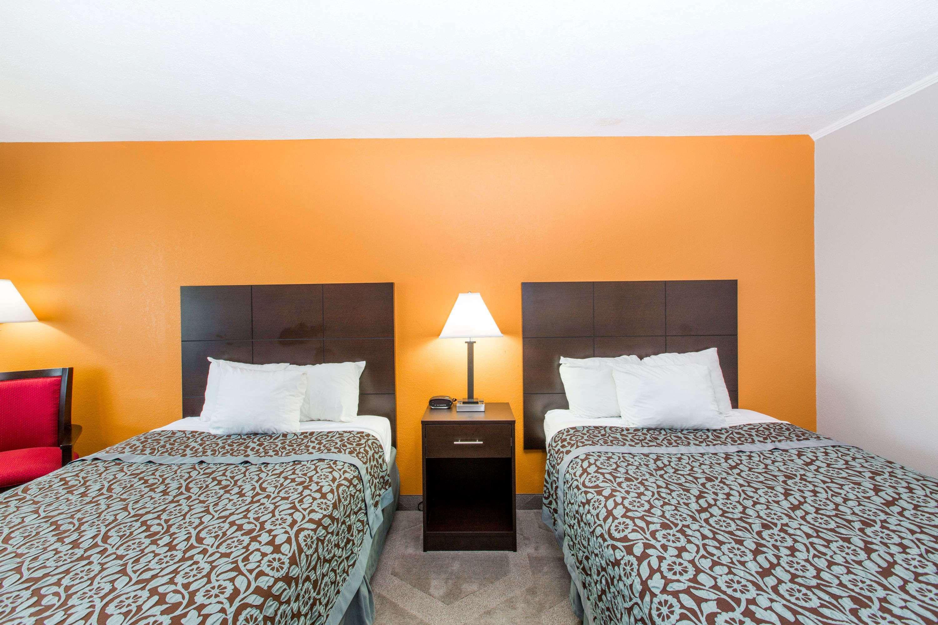 Days Inn By Wyndham Hays Extérieur photo