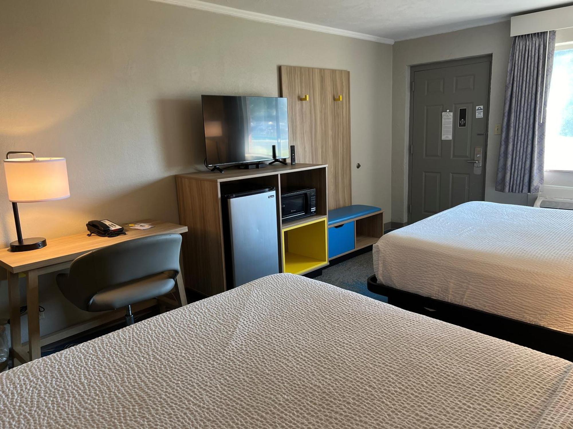 Days Inn By Wyndham Hays Extérieur photo