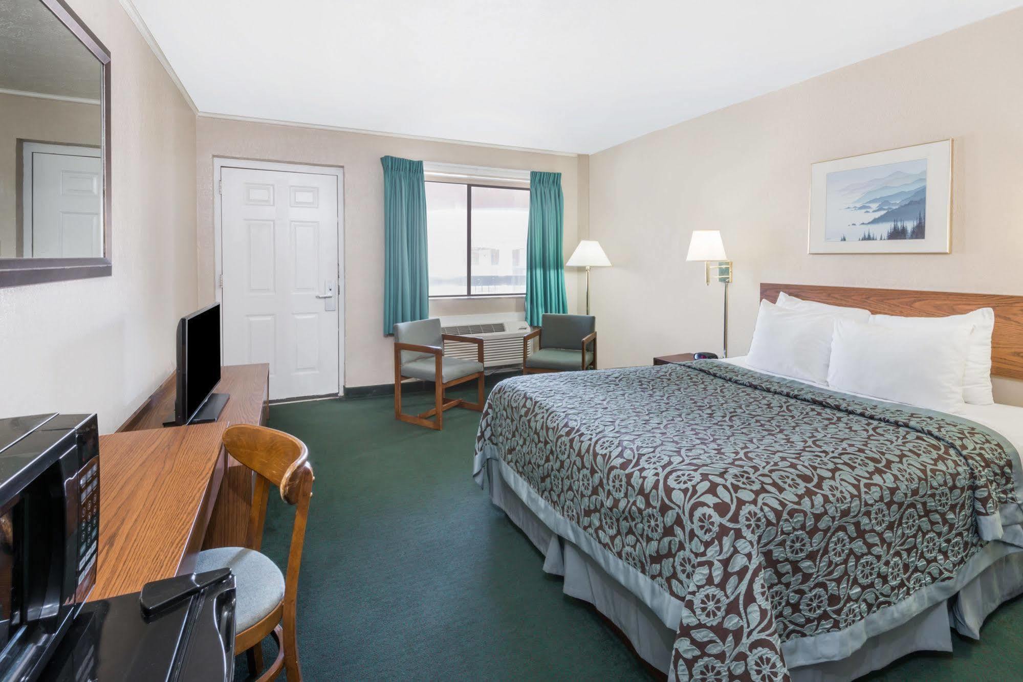 Days Inn By Wyndham Hays Extérieur photo
